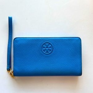 Tory Burch Wristlet Wallet. Blue. Perfect condition.